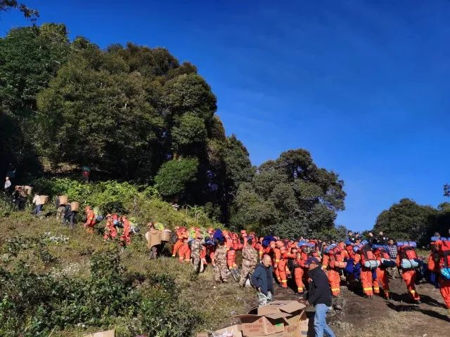 春城晚报                      央视新闻记者从云南哀牢山失联人员