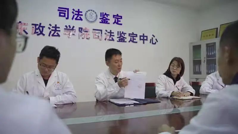 他叫李学博,山东政法学院司法鉴定中心主任,法学博士,主任法医师,硕士