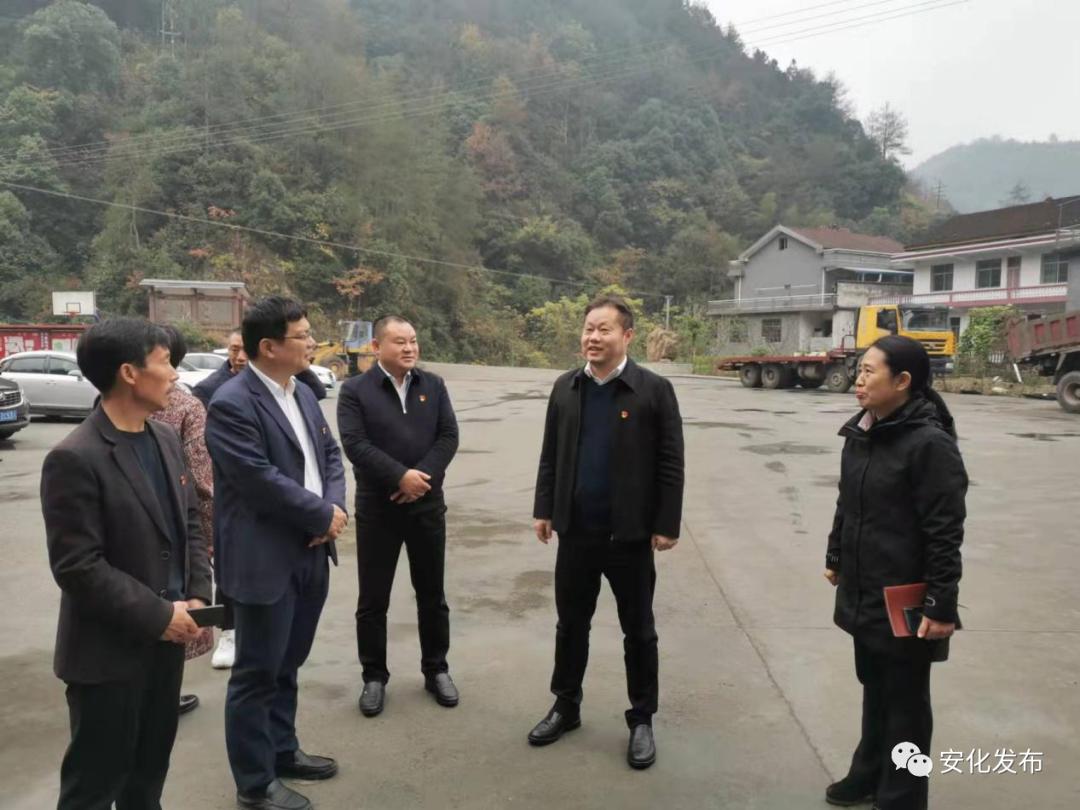 在马路溪村座谈会上,周贤对马路溪村的基础设施条件