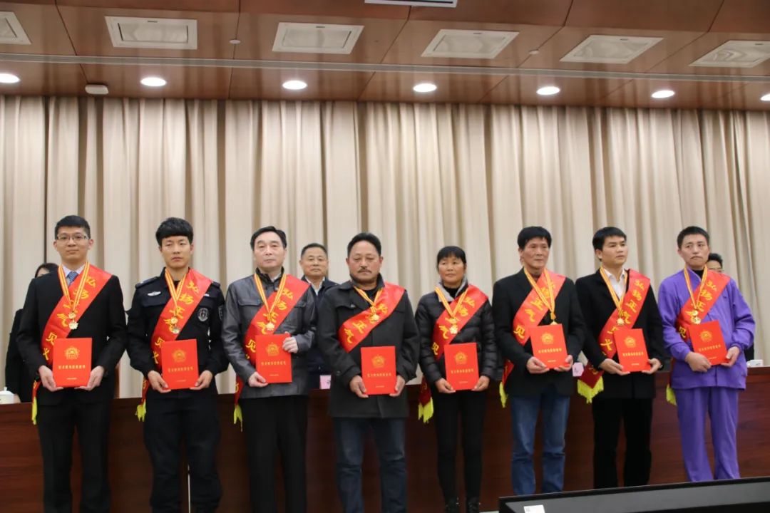 会上,马樟强,张明,徐铭,邓高,陈发庭,陈亮亮,沈叶平,何斌8人被市政府