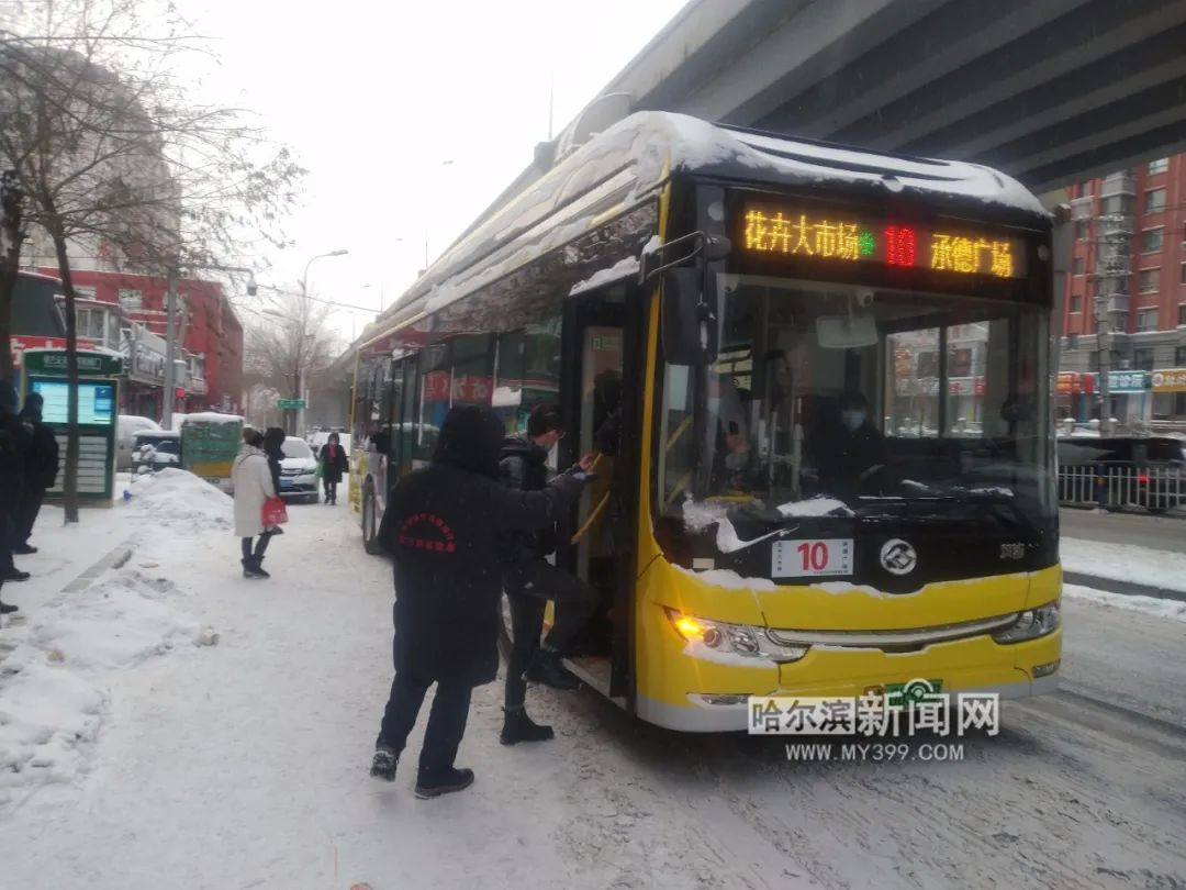 哈尔滨新闻网香坊区进乡街格兰云天公交车站台  另外,记者从交通集团