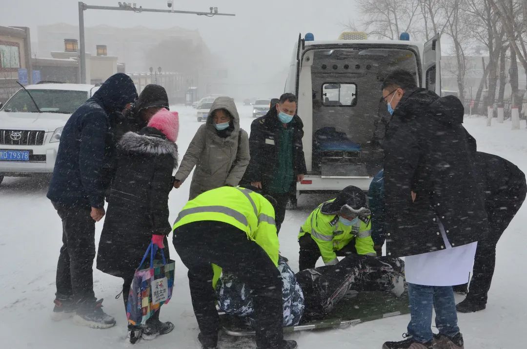 的脸红蓝警灯闪烁格外温暖人心此刻的雪"警"满是警察蜀黍们坚守的身影