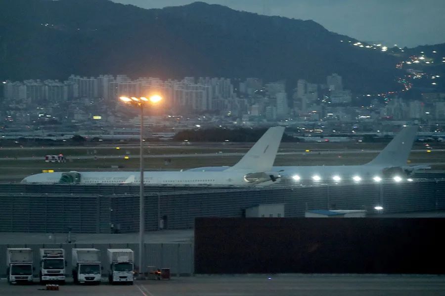 2021年11月10日,韩国釜山金海机场,1架空中加油运输机起飞前往