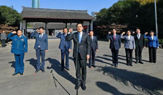 绍兴市委书记盛阅春带领常委班子成员重温入党誓词