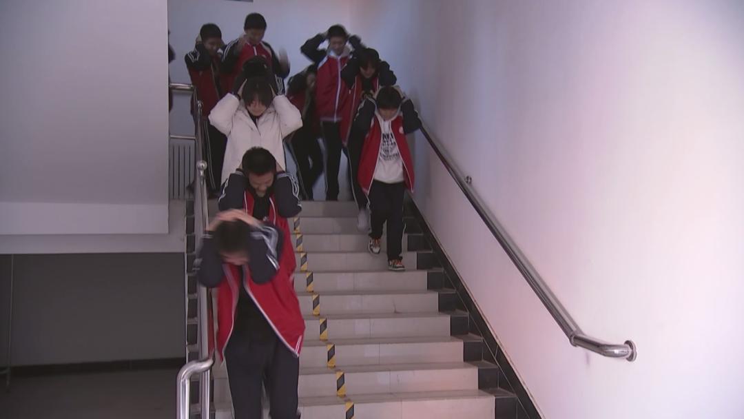 孟村回民中学举行防震减灾应急疏散演练