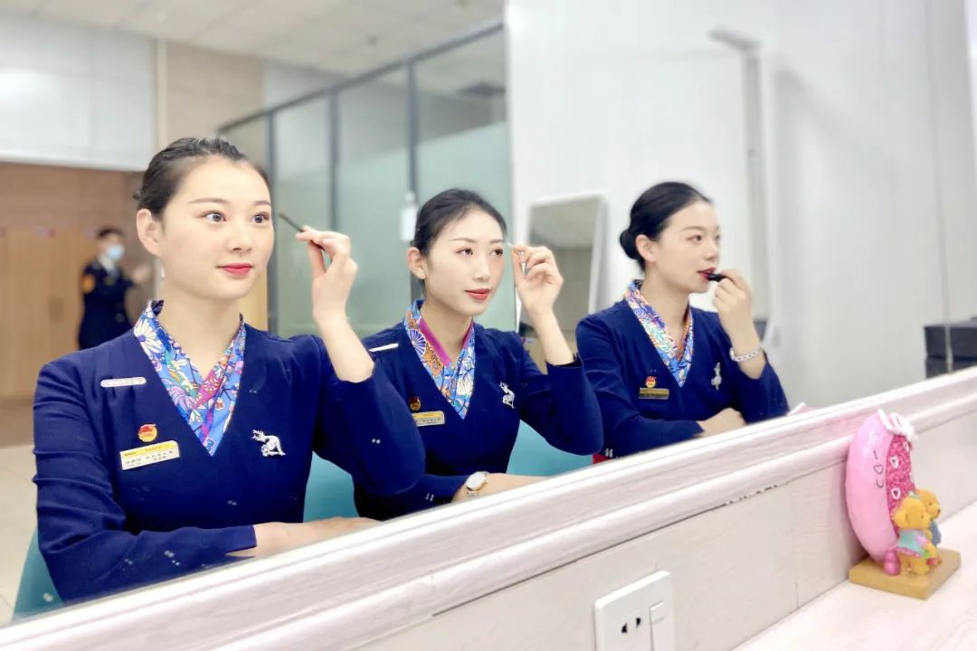 快来看看!列车乘务员上班前在忙些什么