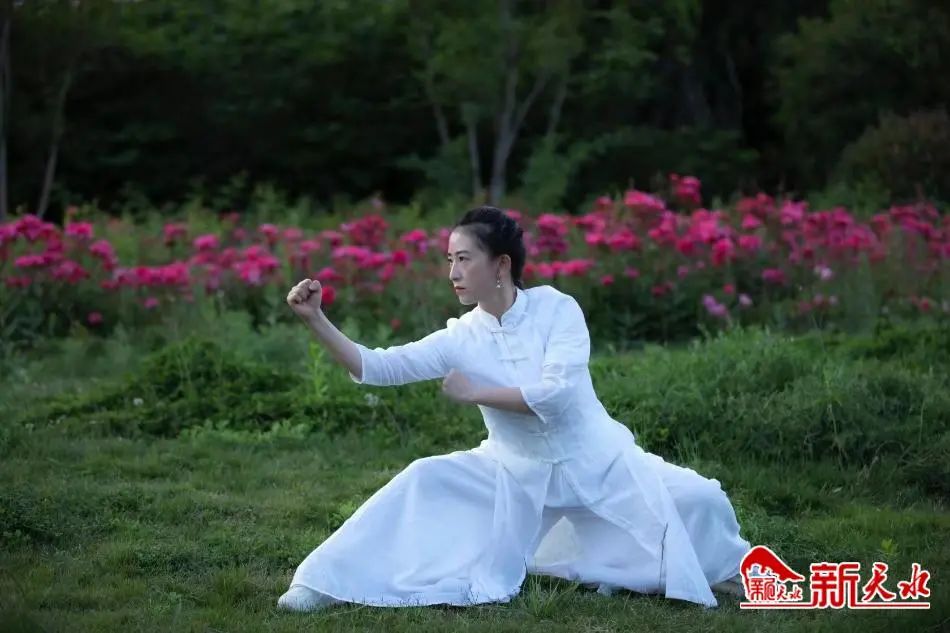 "近日,天水师范学院武术教师张含亮,凭借一身好功夫,迅速走红网络.