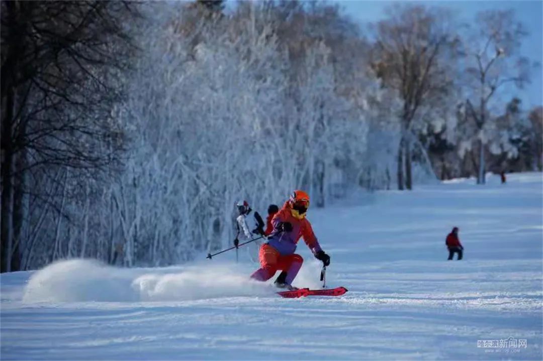 第十九届亚布力滑雪节昨日启幕帽儿山高山滑雪场首滑