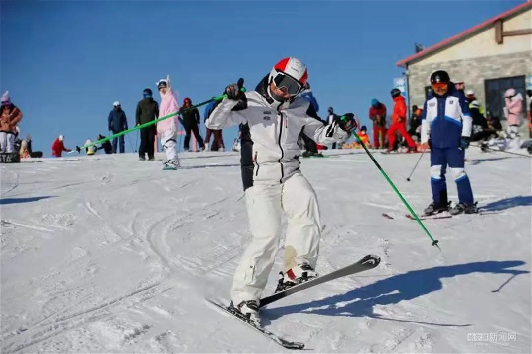 第十九届亚布力滑雪节昨日启幕帽儿山高山滑雪场首滑