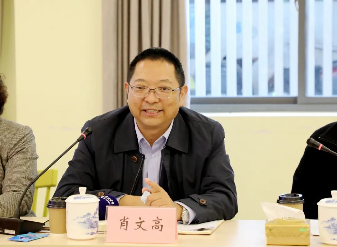 "肖文高认真听取企业意见,不时询问相关情况,督促相关部门尽快办理