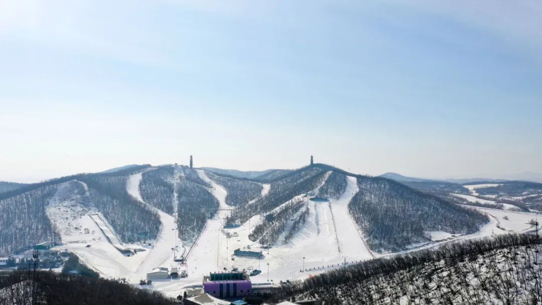 长春莲花山世茂滑雪场 已经正式开板迎客 连日来,众多的滑雪爱好者