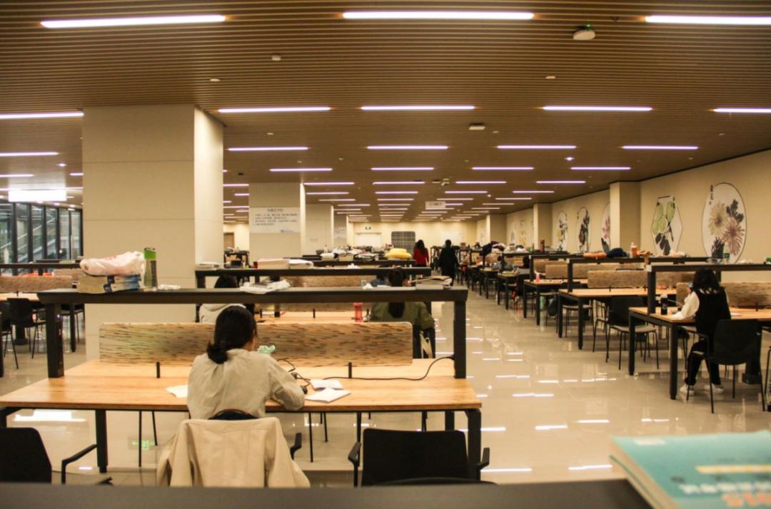 本科期间,她花了相当长的时间思考大学教育的意义,课余泡在图书馆翻阅