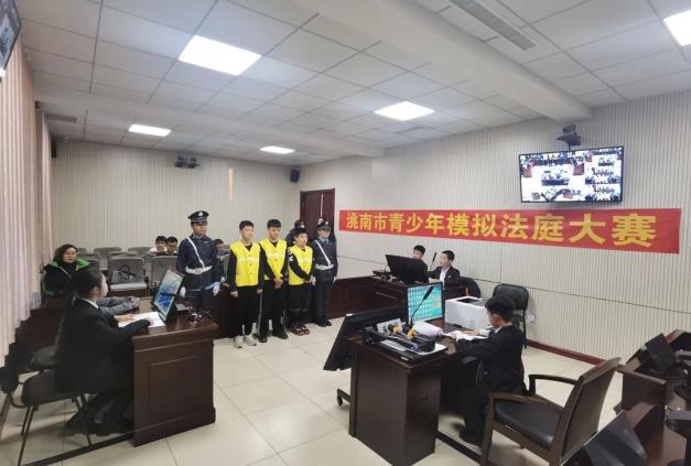 宪法宣传周小学生变身小法官洮南法院青少年模拟法庭敲响法槌