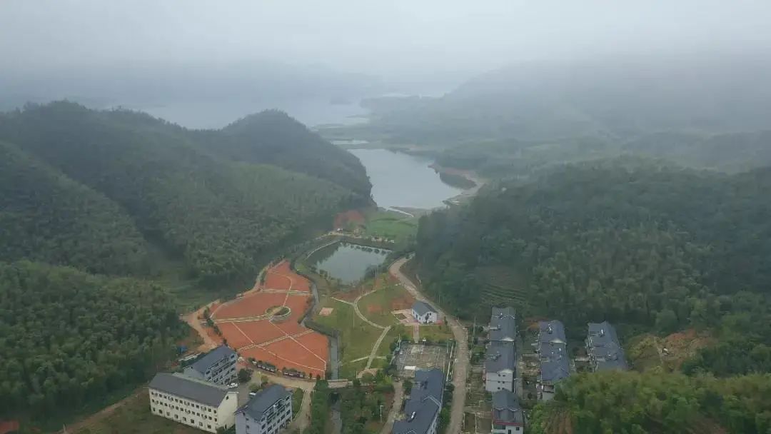 龙游县沐尘畲族乡坑头村位于龙游南部山区,与沐尘水库东端相毗连.