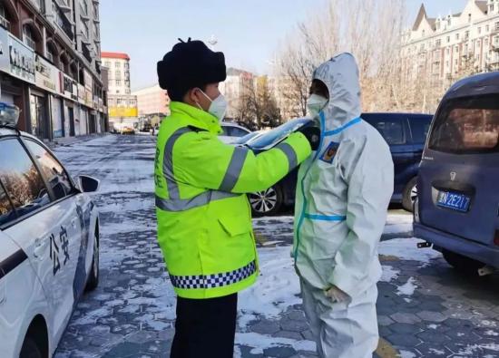 (黑河市交警支队爱辉大队 姬建勇)在执勤的间隙夫妻俩或许能见上一面