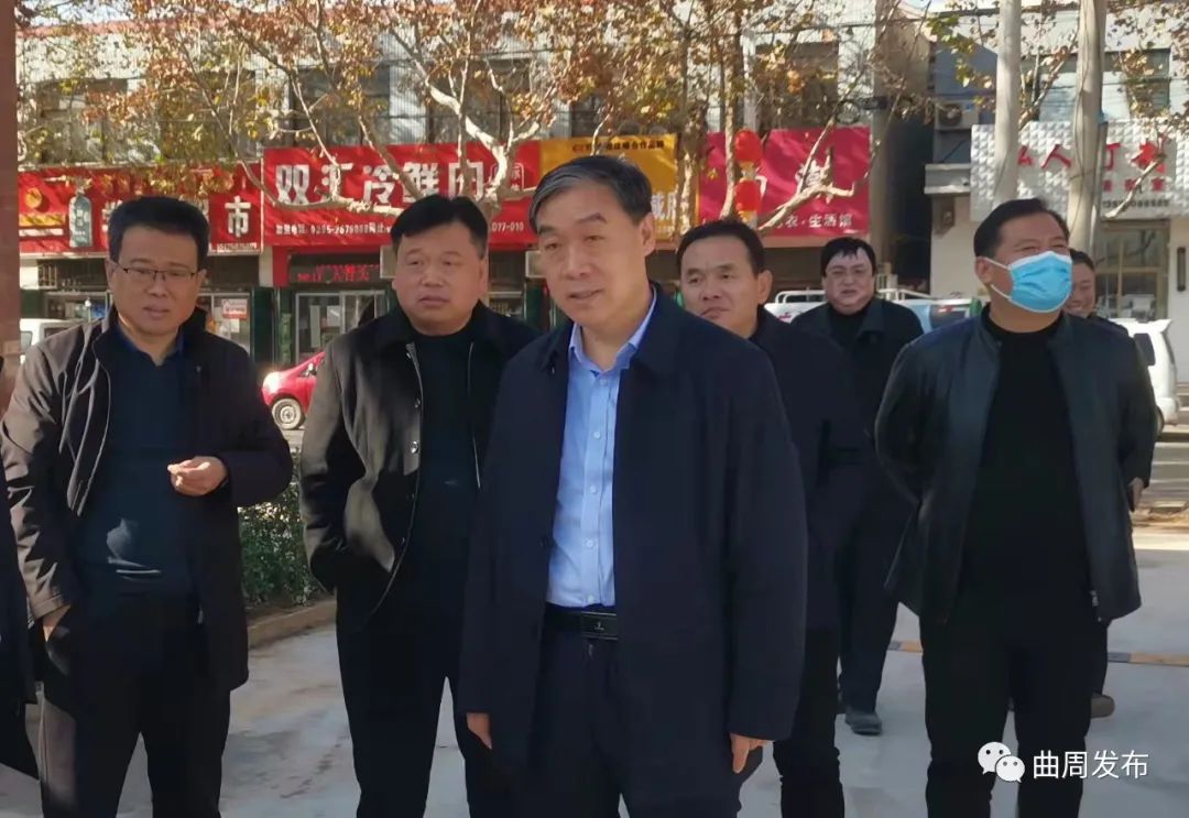 澎湃号>网信曲周> 在项目建设现场,孟凡雄,尹丽龙与项目业主深入交流