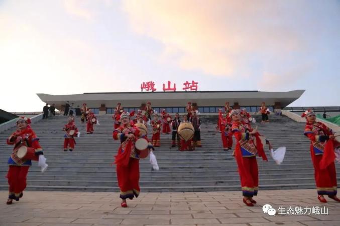 昨天峨山站迎来首批乘客