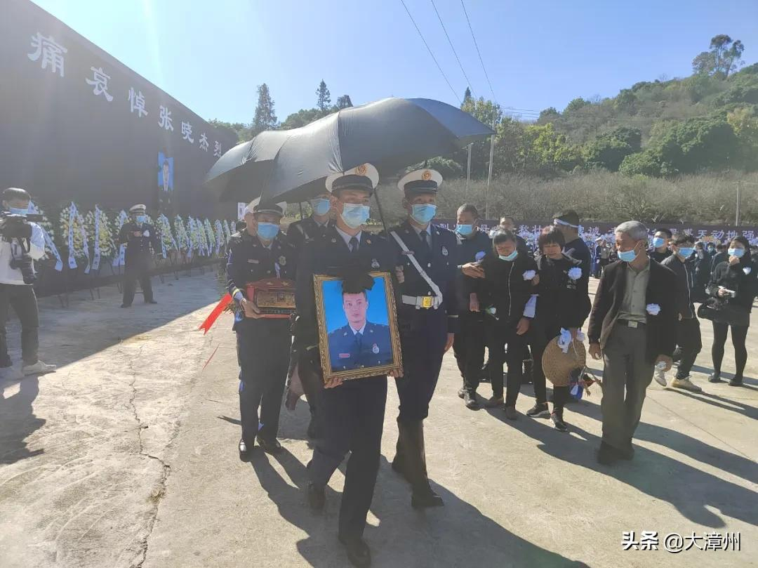 今日上午诏安红星烈士陵园漳州乡亲挥泪洒别张晓杰烈士