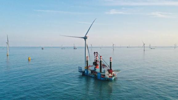追风逐浪首台7兆瓦国产化海上风机在江苏完成吊装