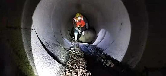 之江路排水管道被淤泥沙石填满杭州西湖景区清淤人立即出发