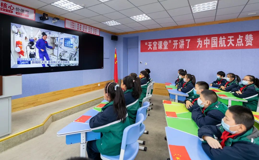 天宫课堂开课小学生收看直播学习航天知识