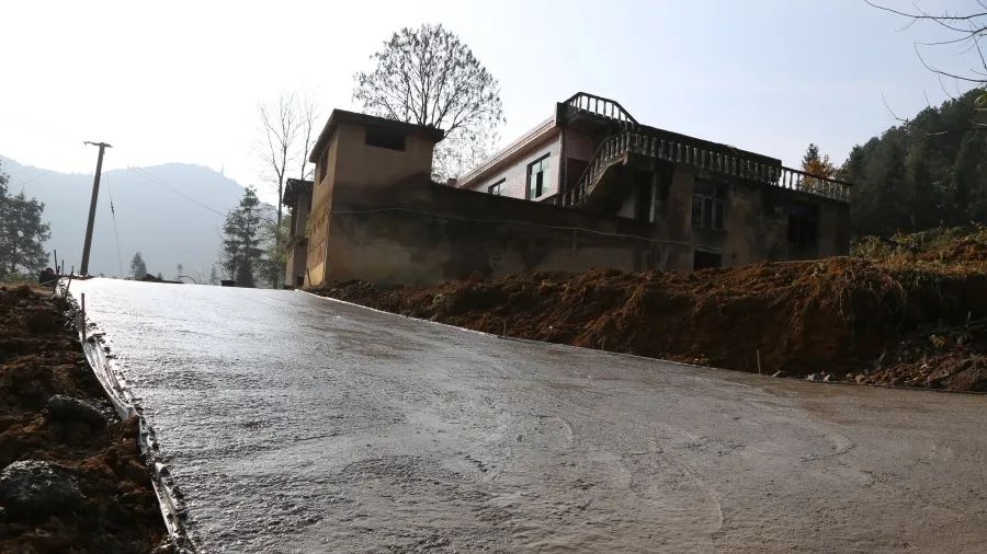 修文县小箐镇岩鹰山村把路修到家门口助力农村五治工作