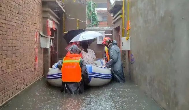 平凡英雄冲锋在前风雨中每个安阳人都难忘那场暴雨这一年让我很受感动