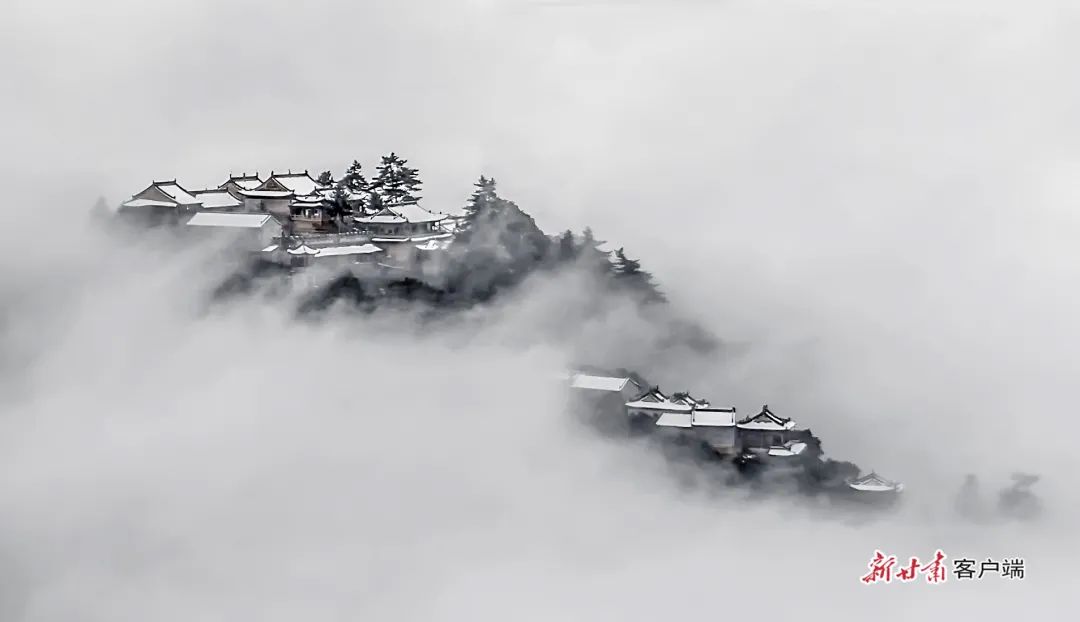 2019年郑金权去崆峒山游览巧遇崆峒云海,崆峒山林海浩瀚,烟笼雾锁,如