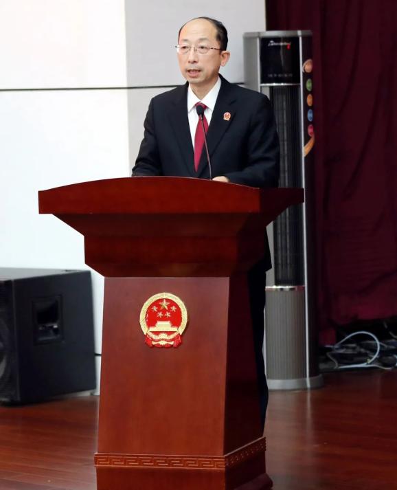 黄岛法院党组书记,院长曹伟在会上作经验介绍.