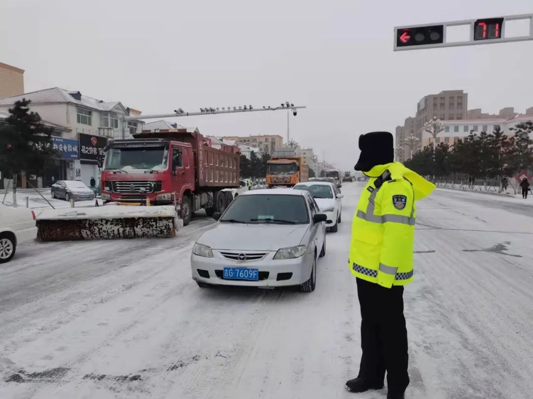 洮南公安交巡警雪天执勤守安全保畅通展现靓丽雪警