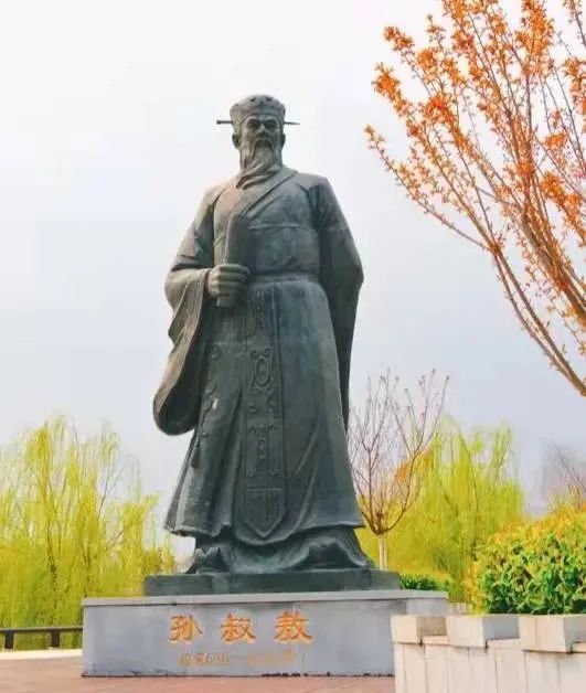 西汉时期淮南王刘安在此发明了豆腐;孙叔敖修筑著名水利工程—安丰