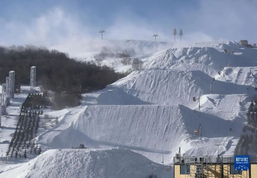 近日,北京2022年冬奥会张家口赛区云顶滑雪公园的赛道造雪,塑型工作