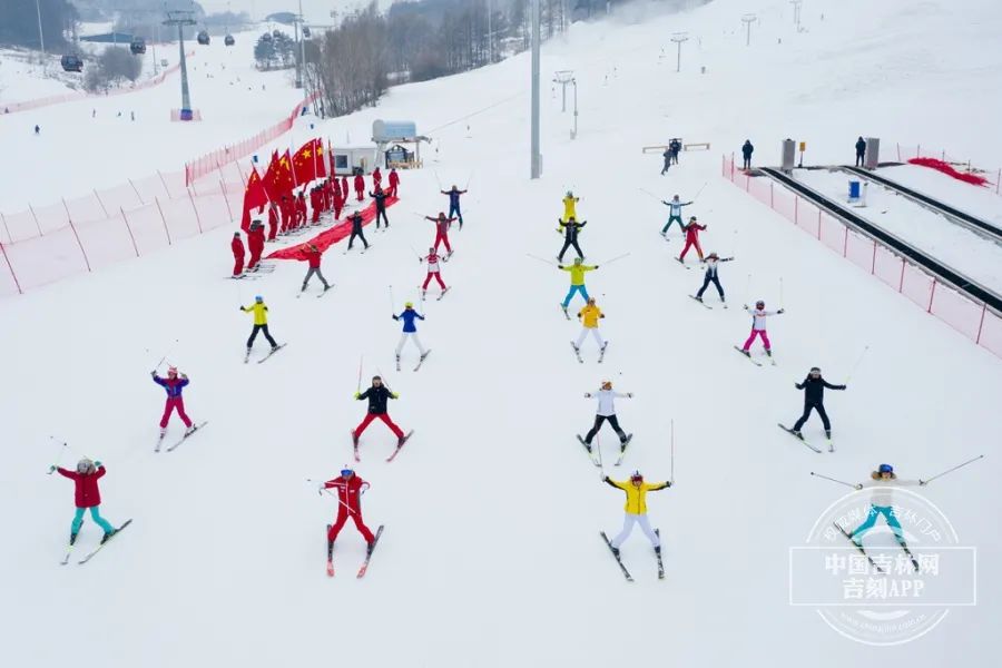 吉镜头丨航拍万峰通化滑雪度假区雪道上演花式滑雪表演