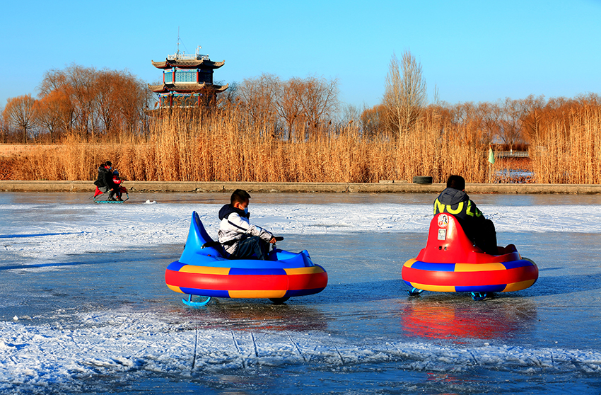 张掖湿地公园滑冰场滑冰戏雪