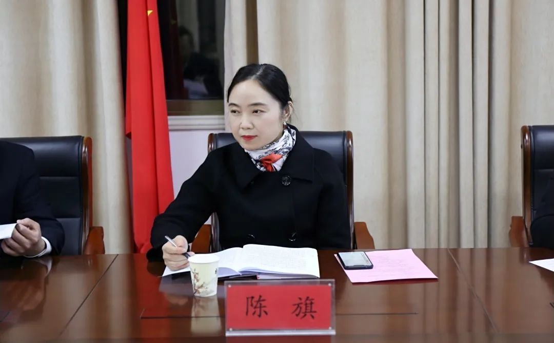 区委副书记,区长龚骏向陈旗院长介绍了华容区的总体发展情况