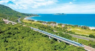 海南环岛高铁飞驰在大海边.蔡晶摄