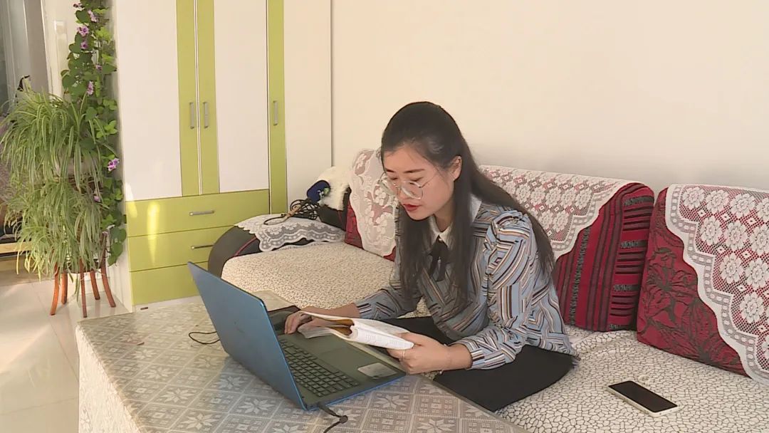 作为一名人民教师,张丽丽注重师德,学风严谨,一丝不苟;把教书育人贯穿