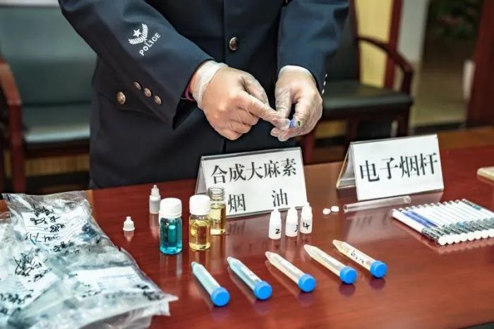 重庆警方破获首例合成大麻素贩毒案教你辨别这种毒品