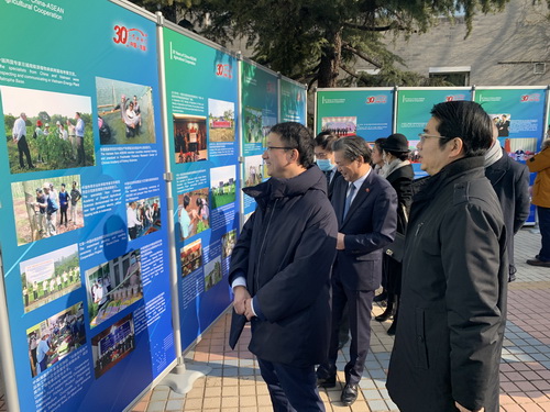 招待会前,刘劲松,农业农村部国际合作司副司长韦正林
