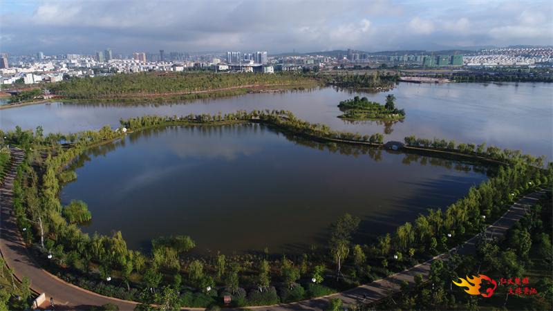 景色秀美的彝海公园,是楚雄人清晨傍晚,周末休闲最喜欢的去处之一,离