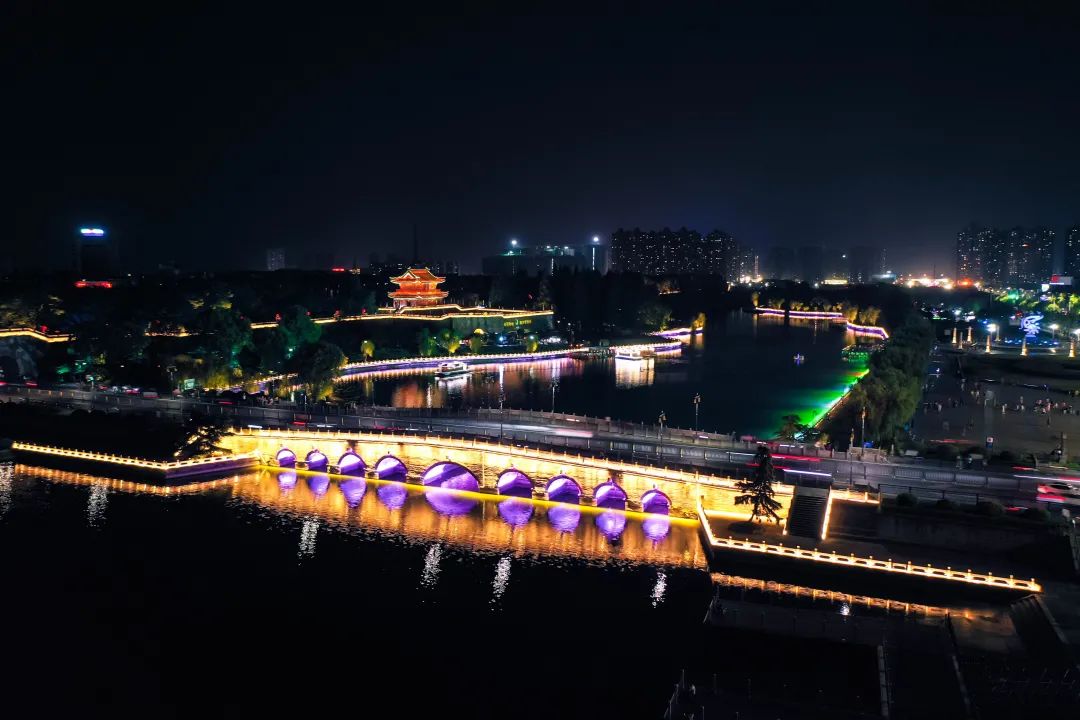 游客可乘荆州古城画舫夜游,一边欣赏护城河两岸夜景,一边观看光影秀