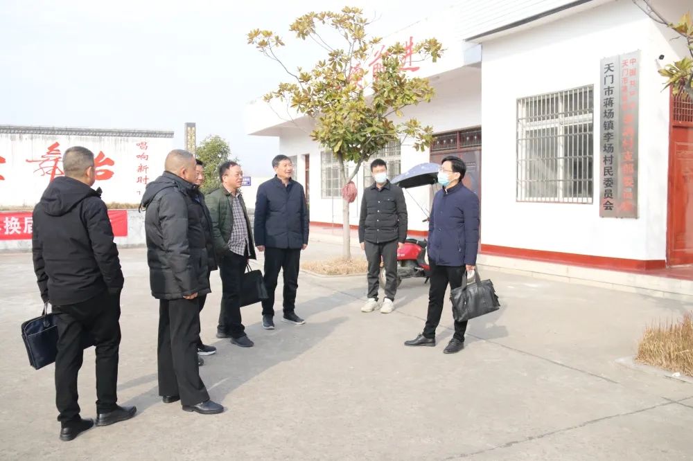 程超平院长走访慰问天门法院驻蒋场镇乡村振兴工作队