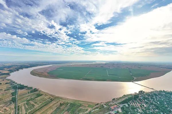 图为2021年6月18日在河南省兰考县黄河湾风景区拍摄的黄河.