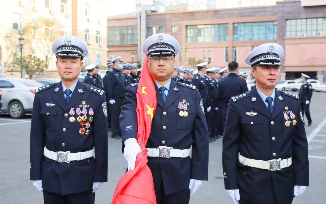 交警李沧大队举行元旦升国旗仪式