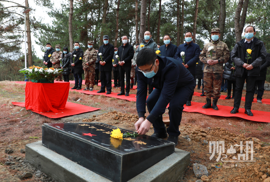 12月30日,观山湖区在区烈士陵园举行零散烈士墓迁葬仪式,以庄严的仪式