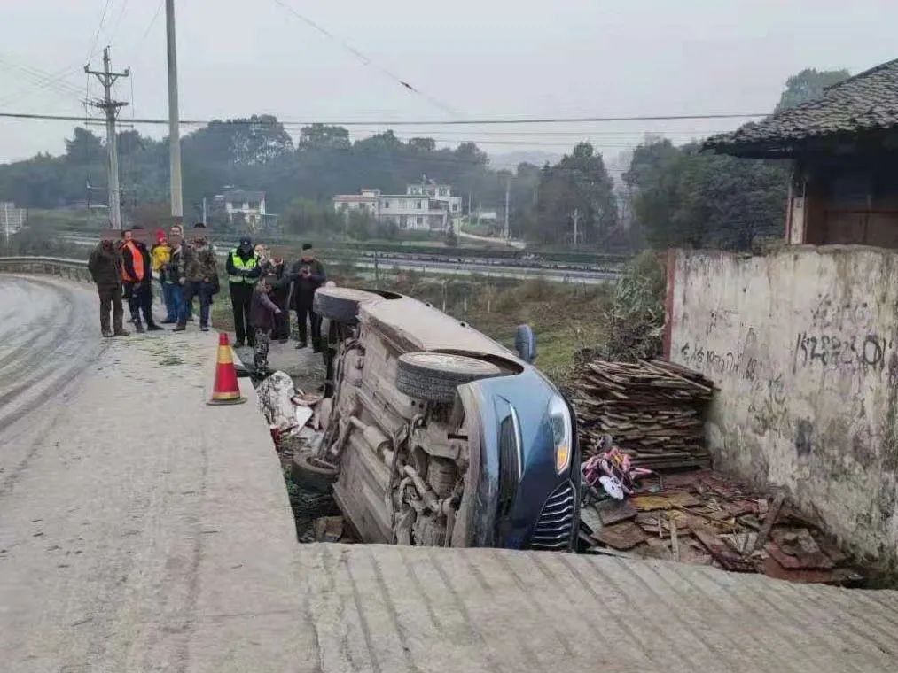 驾驶贵gjy1xx号正三轮载货摩托车搭乘5人行驶至叙永县水尾镇某路段时