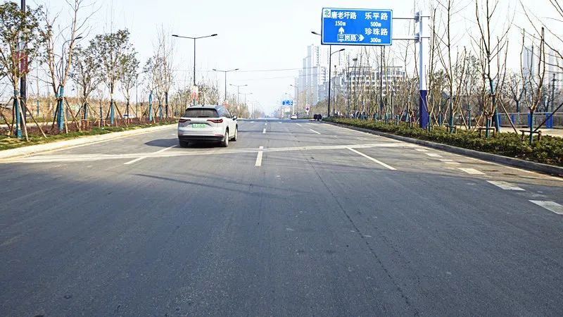 这两条路的建成通车,大大缓解了金寨南路县城段的交通压力▲图