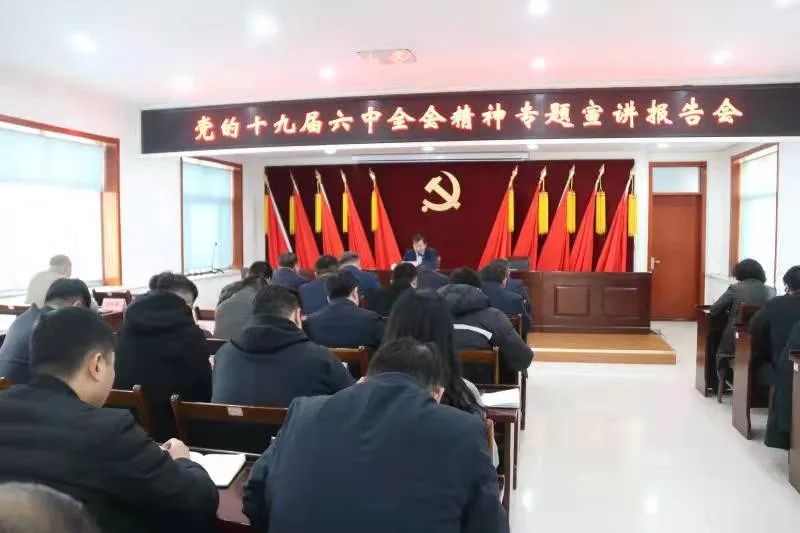 报告会上,耿庆玮从深刻认识党的百年奋斗重大成就和历史经验的重大