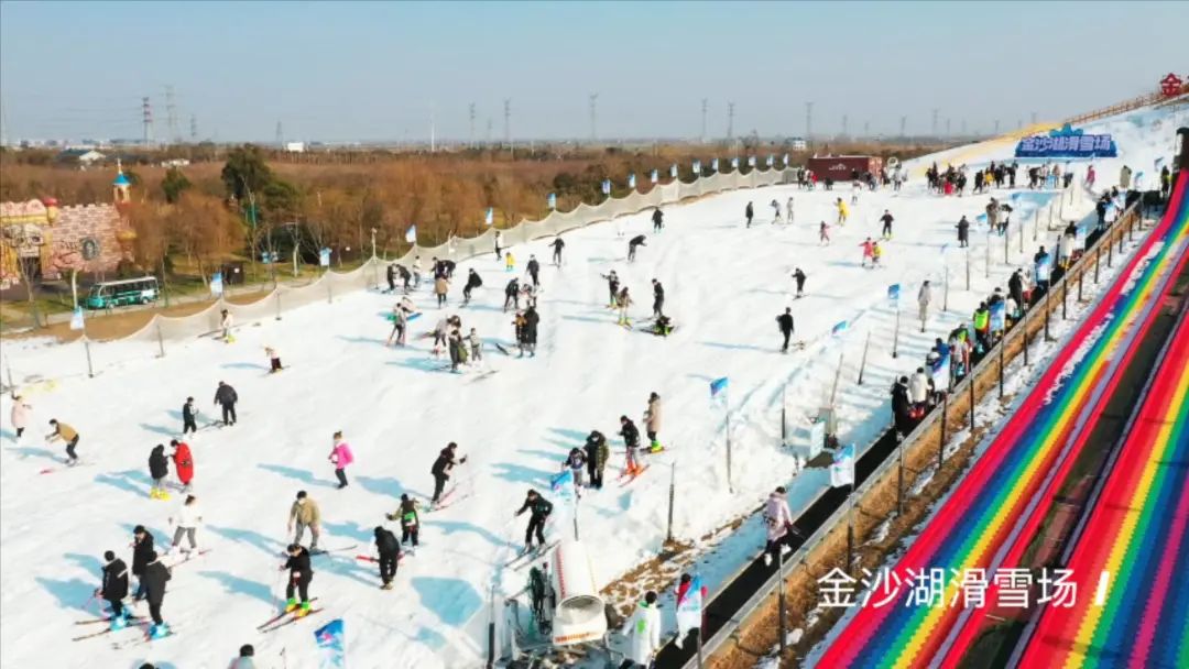 攀升飞驰在金沙湖的雪道上冬季的第一场滑雪走起金沙湖滑雪场鲜而不膻