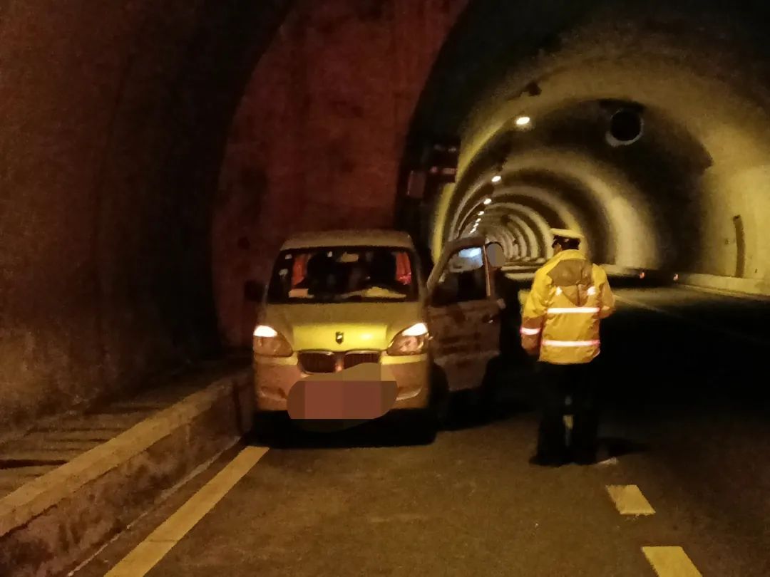 民警巡逻至长深高速b线南阳隧道时,一辆小货车停在隧道紧急停车带上